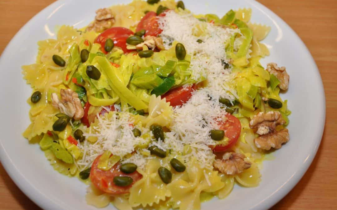 Farfalle mit Lauch, Pistazien, Walnüssen und mehr