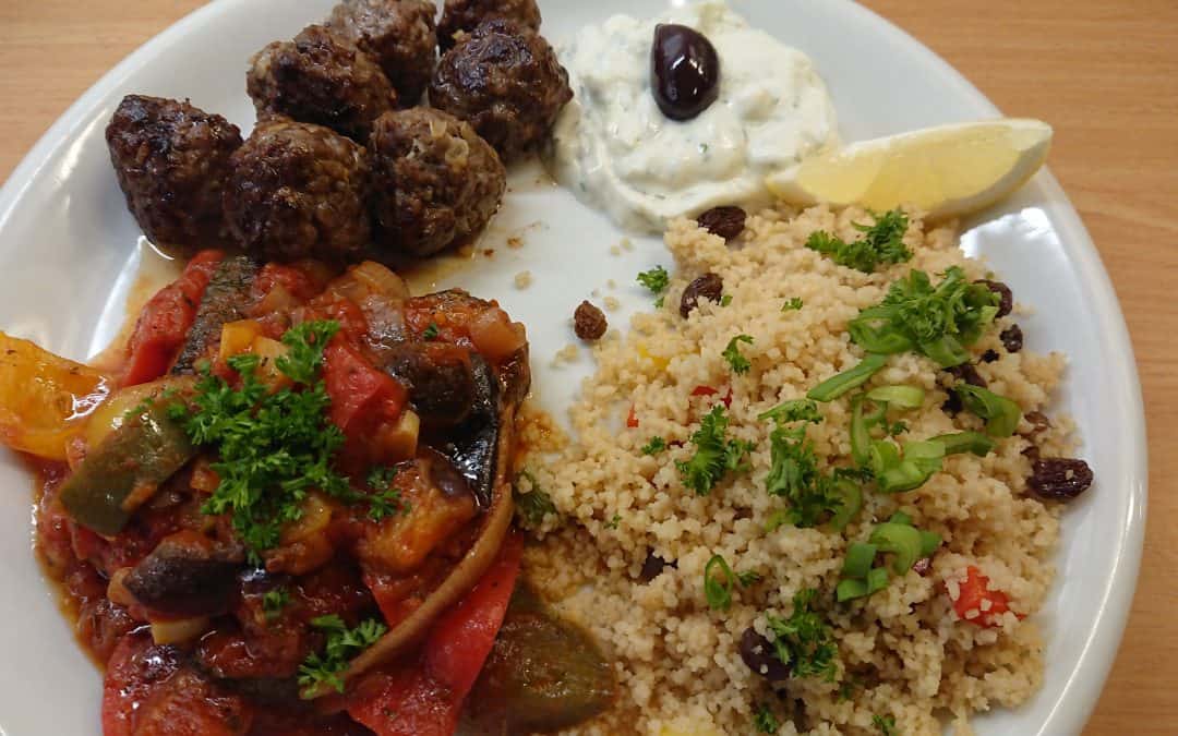 Hackfleischbällchen mit Ratatouille, Couscous und Zaziki (arabisch-marokkanische Art)