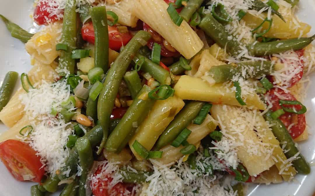 Pasta mit Bohnen und Kartoffeln mit Capricciosa-Salat