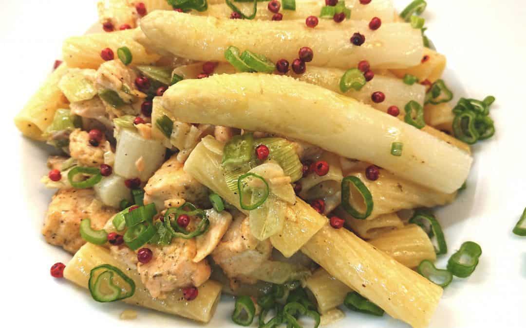 Pasta mit Lachswürfeln und Spargel