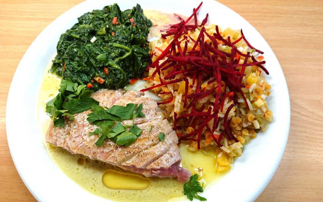 Thunfischsteaks an Blattspinat mit Linsen-Reis-Pfanne